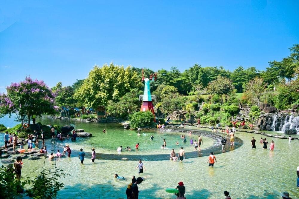 C&ocirc;ng vi&ecirc;n Suối Mơ nổi tiếng với hồ tắm rộng v&agrave; l&agrave;n nước trong vắt được h&igrave;nh th&agrave;nh từ suối (Nguồn: Suối Mơ Park)